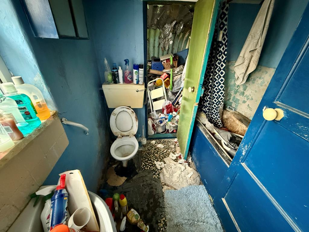 Lot: 164 - MID-TERRACE HOUSE FOR IMPROVEMENT - Bathroom with W.C.